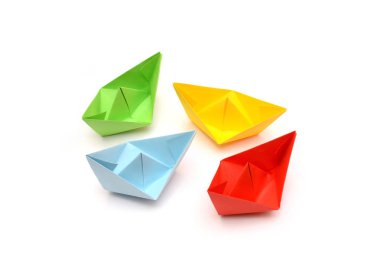 Renkli kağıt tekneler, origami
