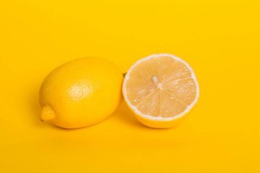 Limon ve sarı bir arka plan üzerine yarım limon.