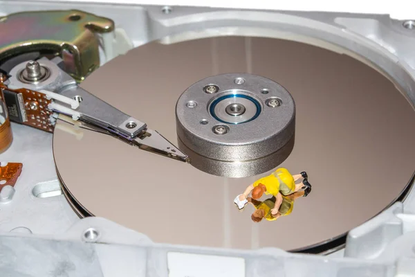 Cleaning the hard disk. A woman cleans a HDD. Figurine of a woman. Cleaners. — Stock Photo, Image