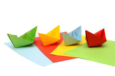 Origami gemi. Kağıt tekne renkli levhalar üzerinde. Renkli resimler.