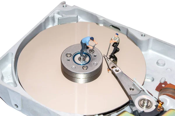 Мініатюрні люди ремонтують жорсткий диск. Зламане комп'ютерне обладнання . — стокове фото
