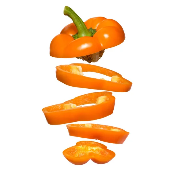 Gele paprika vliegen. Gesneden zwevende peper geïsoleerd. Lichtzinnigheid plantaardige. — Stockfoto