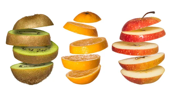 Conjunto de frutas voladoras. Naranja en rodajas, kiwi, manzana aislada en blanco . — Foto de Stock
