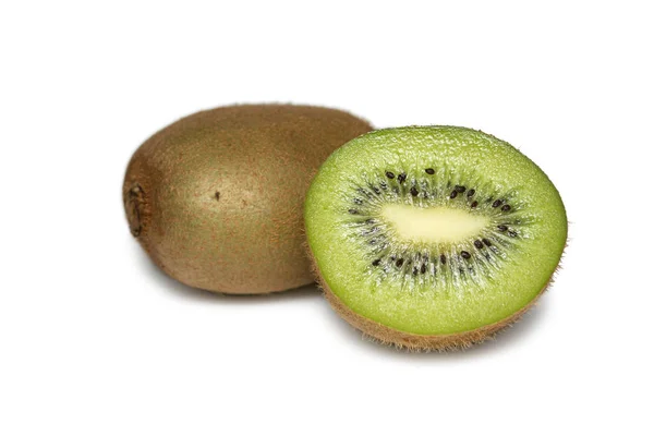 Kiwi isolado em fundo branco. Frutas frescas e suculentas . — Fotografia de Stock