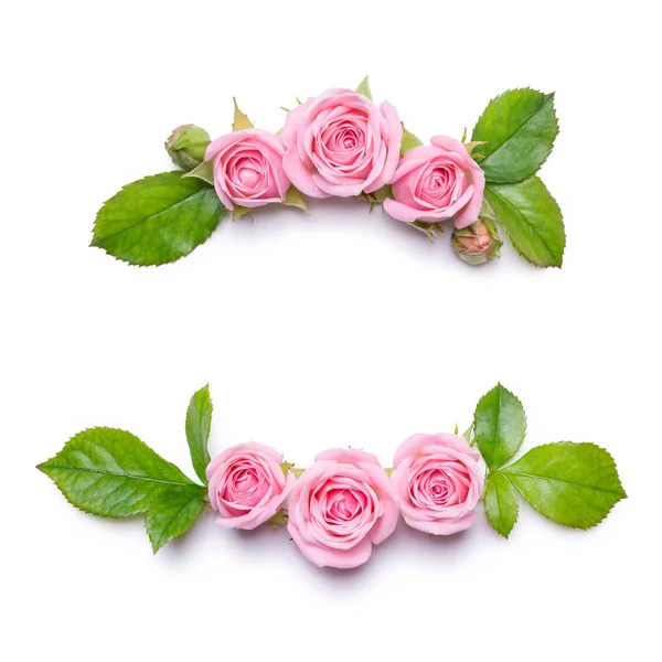 Cadre floral avec roses roses sur fond blanc. Bordure de fleurs. Modèle pour carte d'invitation. Plan plan, vue d'en haut — Photo