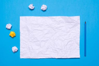 Sanatçı işyeri. Bir parça kağıt üzerinde mavi bir arka plan.