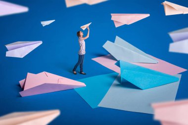 Origami kağıt uçaklar ile yaratıcı Sürrealizm tasarım. Genç kız kağıt uçak izin.
