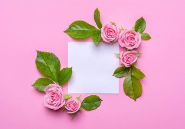 Pembe gül pembe bir arka plan üzerinde ile çerçeve çiçek. Metin için boş yer çiçeklerle köşeleri