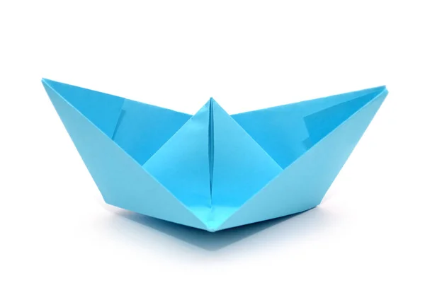 Bateau en papier bleu. Origami bateau isolé . — Photo