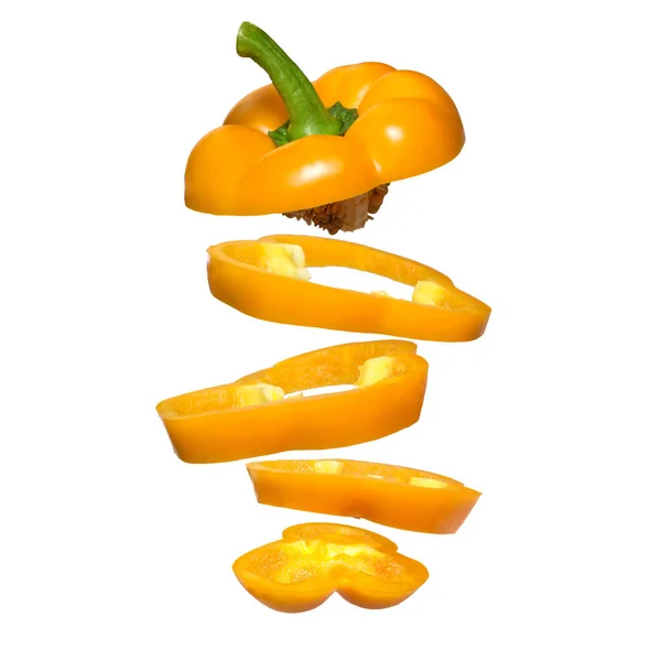 Creatief concept met vliegende gele paprika. Gesneden zwevende peper geïsoleerd — Stockfoto