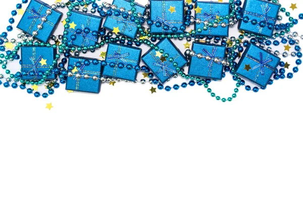 Ünnepi keretben kék fényes díszdobozok, kék gyöngy és arany konfetti csillagok elszigetelt fehér — Stock Fotó