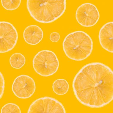 Sarı bir arka plan üzerinde izole limon dilimi Dikişsiz desen yapılmış