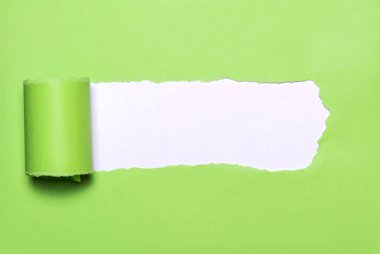 Yeşil yırtılmış kağıt beyaz boşluk metin için açılış. Kağıt kaydırma arka plan