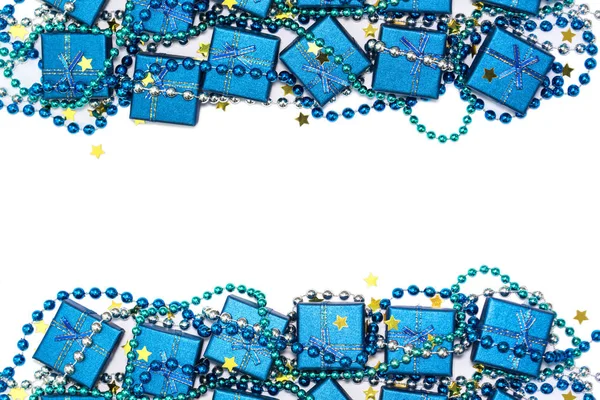 Ünnepi keretben kék fényes díszdobozok, kék gyöngy és arany konfetti csillagok — Stock Fotó