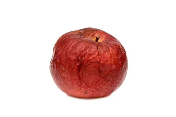 Pomme rouge pourrie sur fond blanc, texture naturelle — Photo