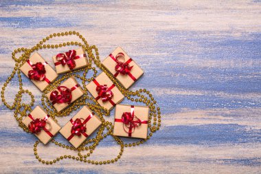 Grup mevcut kraft kağıt ve altın boncuk mavi bir arka plan üzerinde sarılı