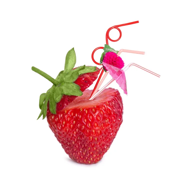 Δημιουργική σουρεαλιστική αντίληψη με μια φράουλα κοκτέιλ. Φράουλες και κοκτέιλ καλαμάκια — Φωτογραφία Αρχείου
