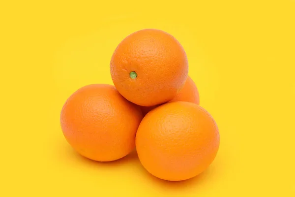 Grupo de tres mandarinas maduras sobre fondo amarillo —  Fotos de Stock