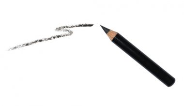 Siyah eyeliner ve beyaz arka plan üzerinde izole kalem bir karalama. Kozmetik ürün.