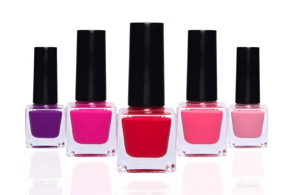 Набор разноцветных лаков для ногтей. Красные, фиолетовые, розовые банки с лаком для ногтей — стоковое фото