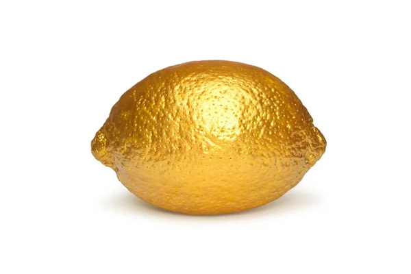 Gold Zitrone isoliert auf weißem Hintergrund. Kreatives Konzept mit Früchten. — Stockfoto