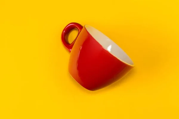 Red empty cup a yellow background. View from above — Stock Photo, Image