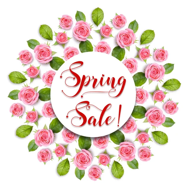 Cartel de Spring Sale en marco redondo Corona de rosas rosadas aisladas en blanco — Foto de Stock