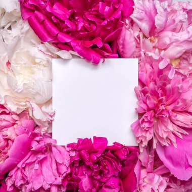 Bir buket peonies ve içinde bir not. Bahar mor çiçekler