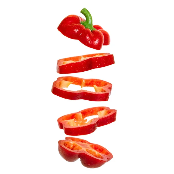 Conceito criativo com páprica vermelha voadora Pimenta flutuante fatiada. Levidade capsicum — Fotografia de Stock