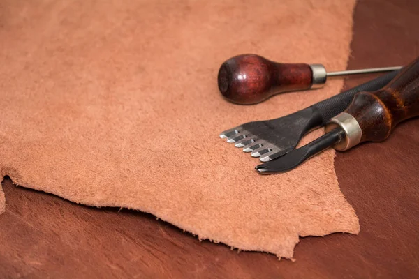 Tools for leather crafting and pieces of brown leather. Manufacture of leather — Stock Photo, Image