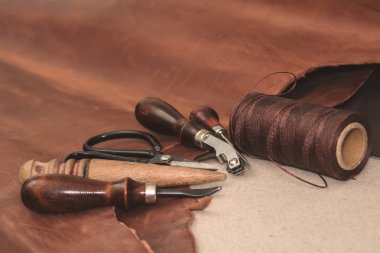 Deri işçiliği ve kahverengi deri parçaları için Araçlar