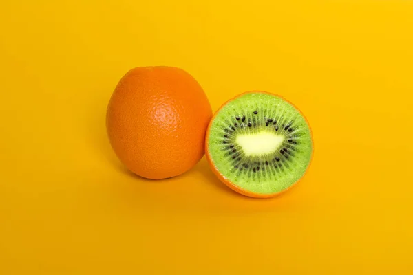 Collage naranja con kiwi. Frutos del surrealismo. Alimentos modificados genéticamente OMG . —  Fotos de Stock