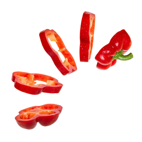 Creatief concept met vliegende rode paprika Sliced drijvende peper. Lichtzinnigheid capsicum — Stockfoto