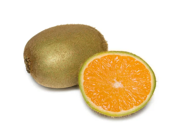 Collage orange avec kiwi sur fond blanc. Fruits du surréalisme. Aliments OGM — Photo