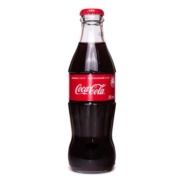 Chernigiv, Ukrayna - 6 Nisan 2018: beyaz izole Coca-Cola şişesi