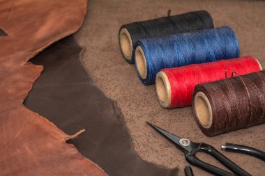 Deri işçiliği ve kahverengi deri parçaları için araçlar. Deri imalatı