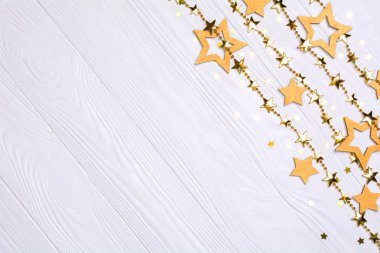 Düz yatıyordu sınır konfeti büyük ve küçük yıldız. Parlatıcı yıldız altın boncuk