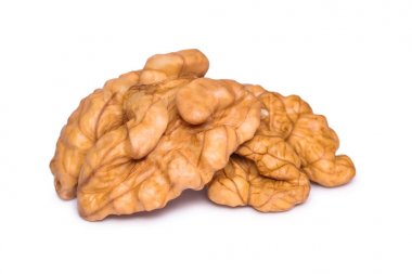 Ceviz taneleri beyaz bir arka plan üzerinde izole