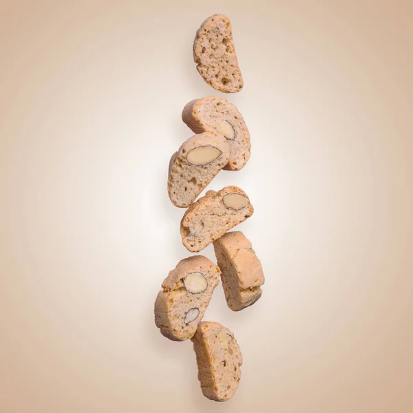 Los cantuccini italianos vuelan sobre un fondo beige. Concepto surrealista . —  Fotos de Stock