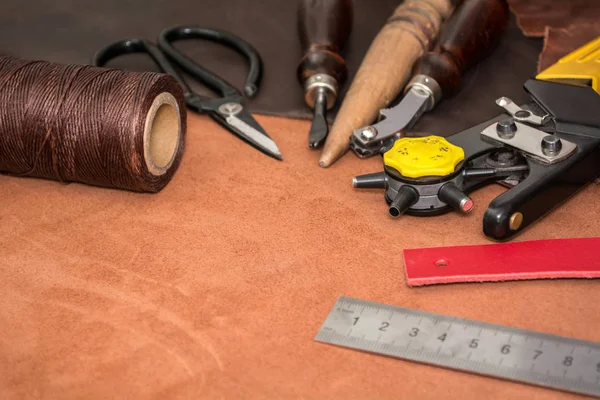Herramientas para la elaboración de cuero y piezas de cuero marrón — Foto de Stock