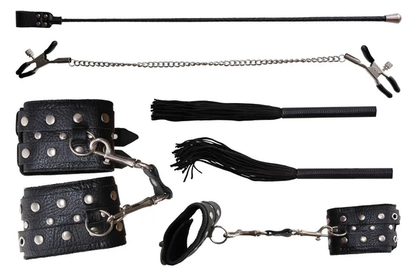 Algemas de couro, grampos de mamilo, chicote preto e pilha para jogos de bdsm isolados no fundo branco. Acessórios para jogo sexual adulto. Roupa BDSM . — Fotografia de Stock