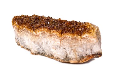 Citrine mineralini kapat. Beyaz zemin üzerinde taş kristalleri izole.