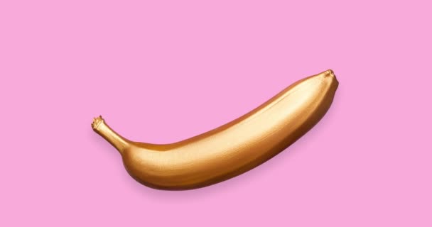 Detener Animación Movimiento Con Plátano Metálico Dorado Sobre Fondo Rosa — Vídeos de Stock