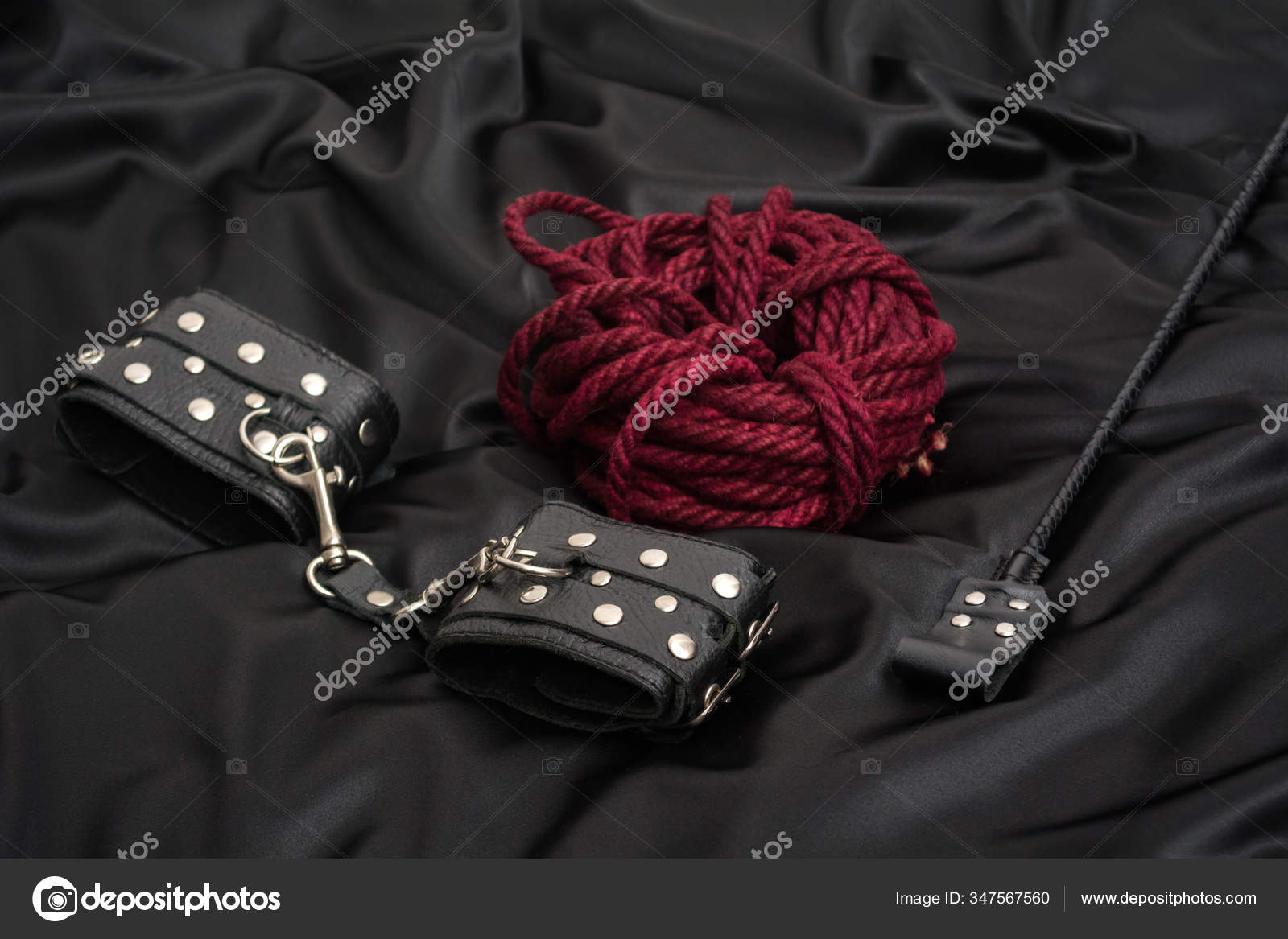 Menottes Cuir Corde Shibari Pile Sur Fond Noir Accessoires Pour image libre  de droit par luda311 © #347567560