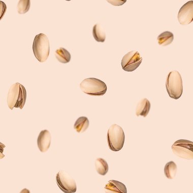 Kusursuz desenli, bej arka planda düşen fıstıklı. Levity çekirdekleri.