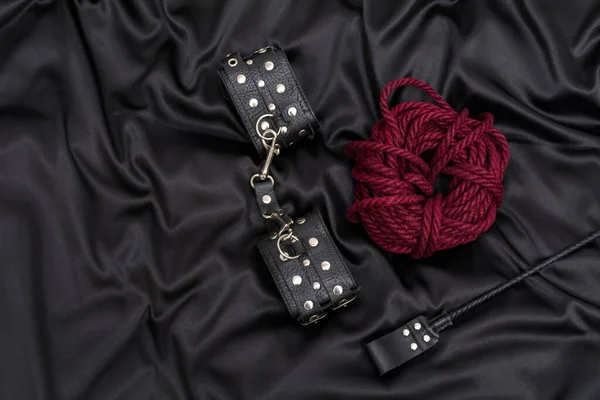 Deri kelepçe, Shibari ipi ve siyah arka plan yığını.