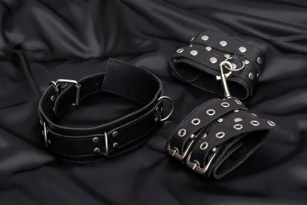 Esposas Cuero Collar Cadena Sobre Fondo Seda Negro Accesorios Para — Foto de Stock