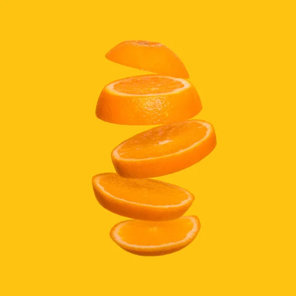 Kreativt Koncept Med Flygande Orange Skivad Orange Gul Bakgrund Levity — Stockfoto