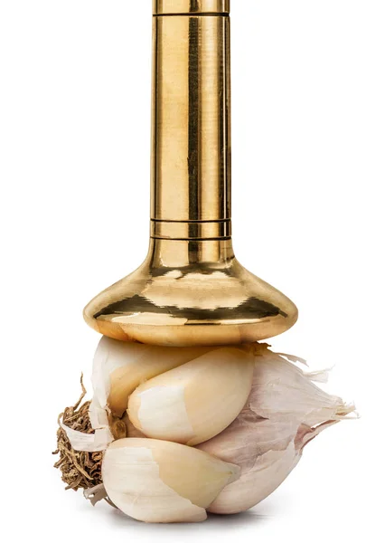 Whole garlic with brass pestle — Stock Photo, Image