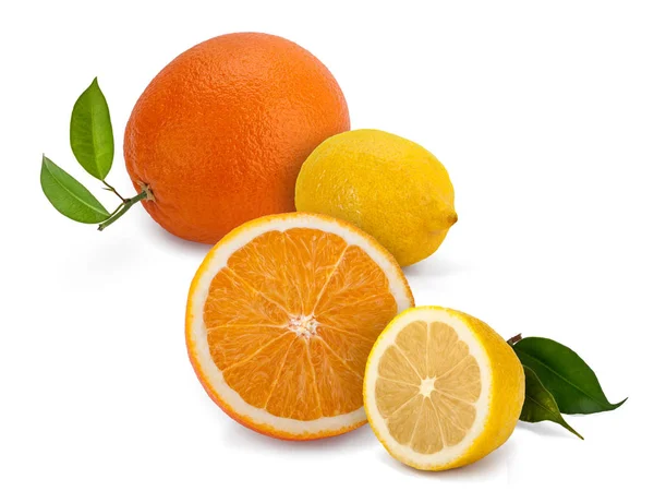 Лимоны и апельсины с листьями — стоковое фото